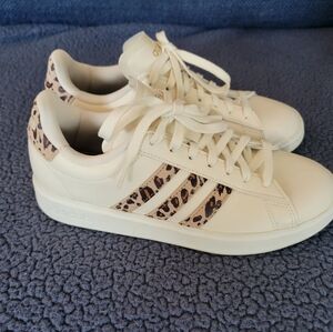 Adidas Leather Grand Court Offwhite/Animal Print Sneaker: Size 7.5